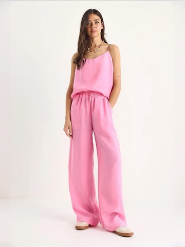 Completo pantalone di Bianco Lucci in rosa: frontale