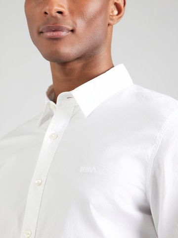 balta LEVI'S ® Priglundantis modelis Marškiniai 'Battery Housemark'