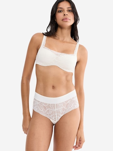 TRIUMPH Broekje ' Red Label Body Make-Up Illusion Lace ' in Wit: voorkant