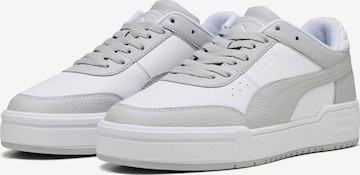 Baskets basses PUMA en blanc : devant