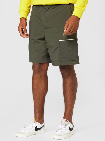 Nike Sportswear Loose fit Pants in Green: front