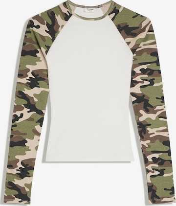 Tricou de la Bershka pe verde: față
