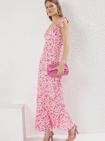 Robe de soirée Trendyol en rose : devant
