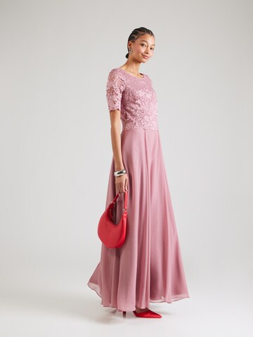 Rochie de seară de la Vera Mont pe roz