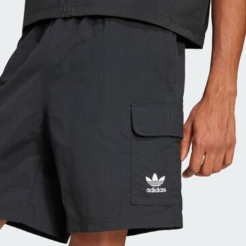 ADIDAS ORIGINALSLoosefit Cargo hlače 'Trefoil Essentials' - crna boja