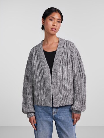 Cardigan 'FINKA' PIECES en gris