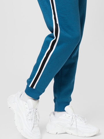 Regular Pantaloni sport de la UNDER ARMOUR pe albastru