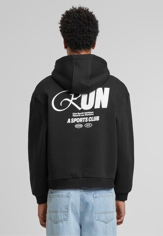 MT Upscale Sweatshirt 'RUN Sports Club' i sort: forside