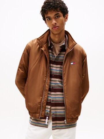 Tommy Jeans Overgangsjakke 'ESSENTIAL' i brun: forside
