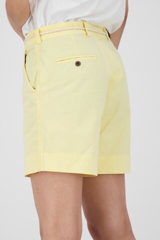 Alife and Kickin - Loosefit Calças chino 'JuleAK' em amarelo