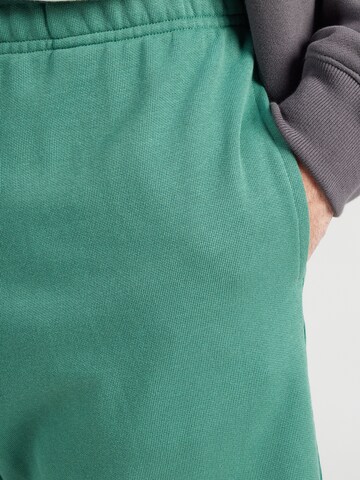 Largi Pantaloni de la Champion Authentic Athletic Apparel pe verde