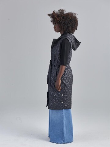 Rivus Vest in Black