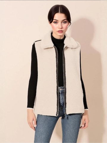 Bigdart Vest in White: front