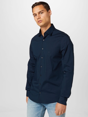Calvin Klein جينز ضيق الخصر والسيقان قميص لأوساط العمل بلون أزرق: الأمام
