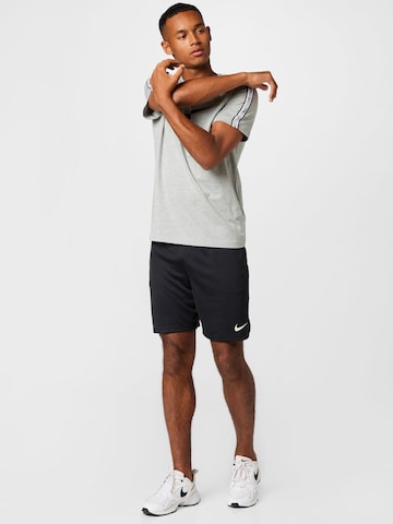 NIKE Regular Sportshorts in Schwarz