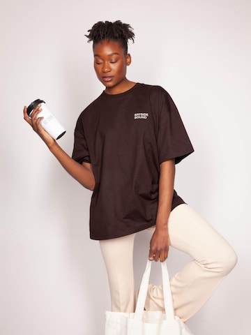 BAYSIDE BOUND Oversized shirt in Brown: front