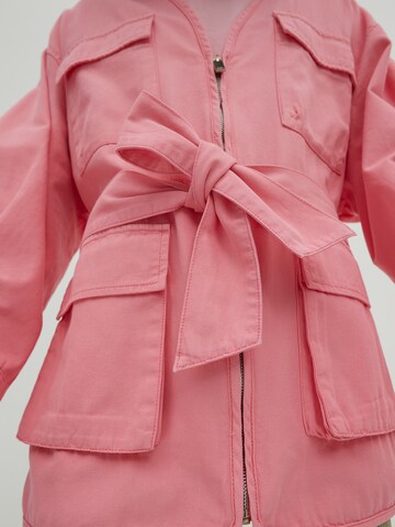 Veste mi-saison 'Nayeli' EDITED en rose