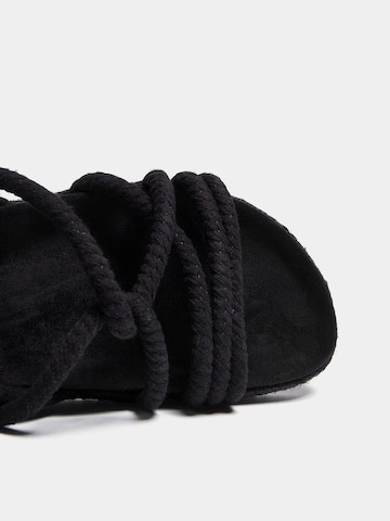 Pull&Bear Sandały w kolorze czarny