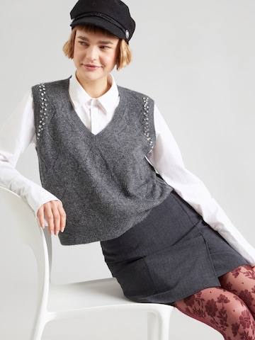 QS Svetr – šedá: přední strana