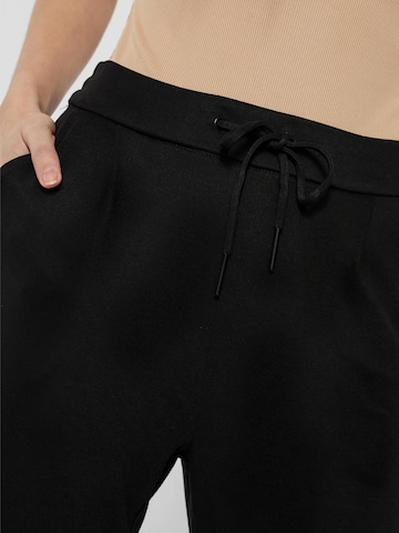 VERO MODA Zúžený Kalhoty se sklady v pase – černá