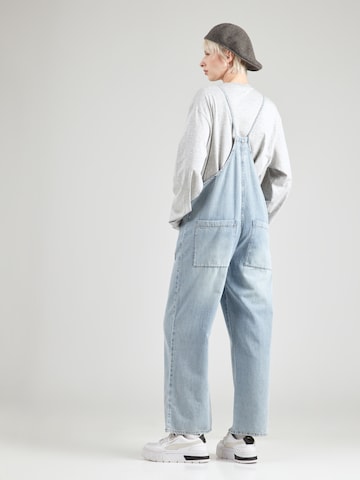 Monki Loosefit Latzjeans in Blau