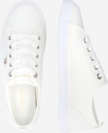 TOMMY HILFIGER Låg sneaker 'Enamel' i vit