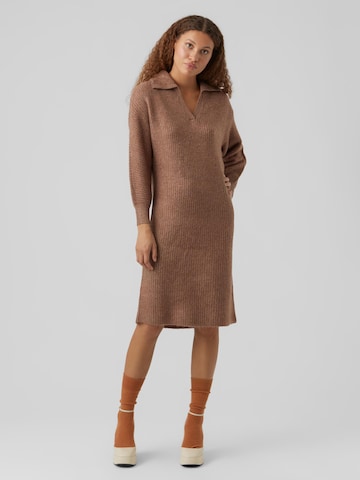 VERO MODA Stickad klänning 'Filene' i brun: framsida
