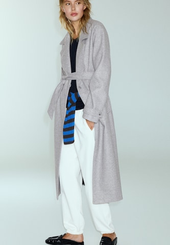 Cappotto di mezza stagione di Pull&Bear in grigio: frontale
