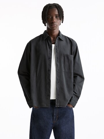 Pull&Bear Comfort Fit Paita värissä harmaa: etupuoli