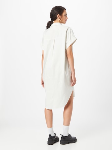 Monki Sukienka koszulowa w kolorze biały