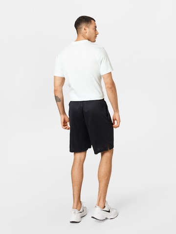 Regular Pantaloni sport de la NIKE pe negru