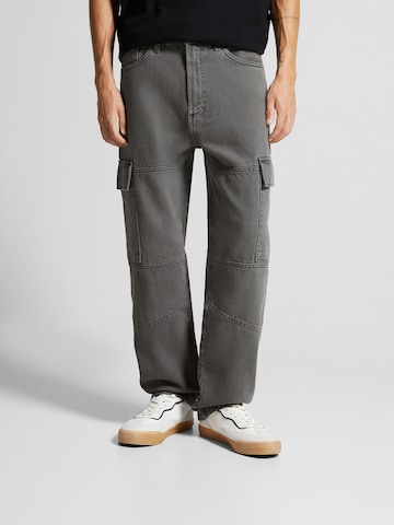 Bershka Loose fit Cargo Jeans in Grey: front