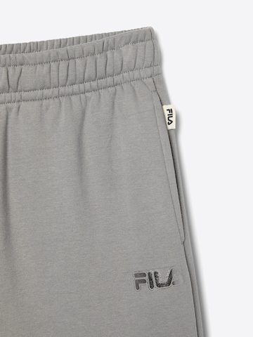 regular Pantaloni 'CALICE regular wide graphic sweat pants' di FILA in grigio