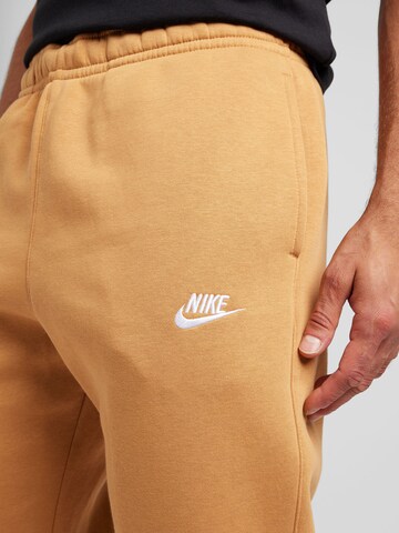 Tapered Pantaloni 'Club Fleece' de la Nike Sportswear pe galben