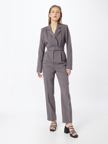 NA-KD - Jumpsuit en gris: frente