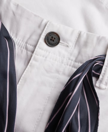 Coupe slim Pantalon chino 'Classic' Superdry & Co en blanc
