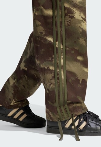ADIDAS ORIGINALS Loose fit Trousers in Green