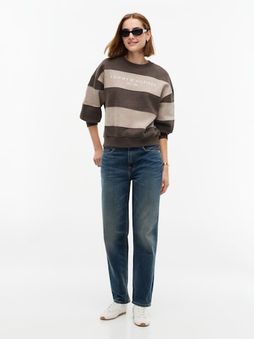 TOMMY HILFIGER Суичър в кафяво: отпред