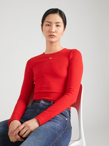 Tommy Jeans Shirt 'ESSENTIAL' in Rood: voorkant