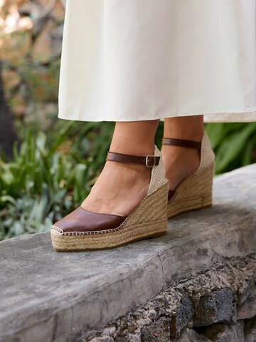 Alhamas Slingpumps 'Alpargata Cuña 10 cm' in Bruin: voorkant
