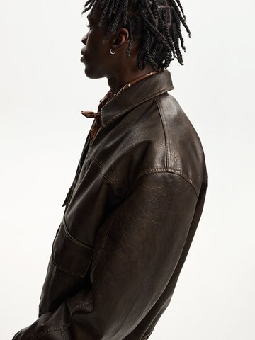 Bershka Jacke in Braun