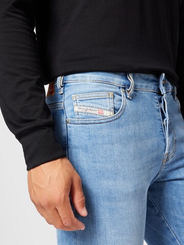 DIESEL Tapered Jeans 'YENNOX' in Blauw