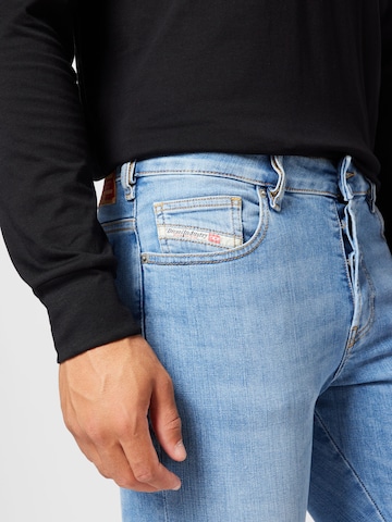DIESEL Avsmalnet Jeans 'YENNOX' i blå
