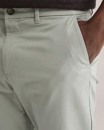 WE Fashion - Regular Calças chino em verde