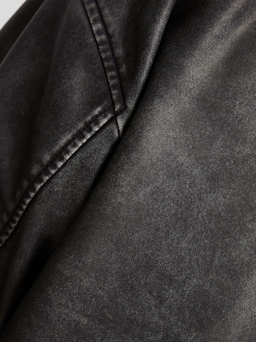 Bershka Comfort Fit Prechodná bunda - Čierna