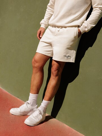 DAN FOX APPAREL Свободный крой Штаны 'Carl' в Белый