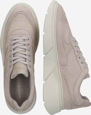 TOMMY HILFIGER Sneaker in Grau