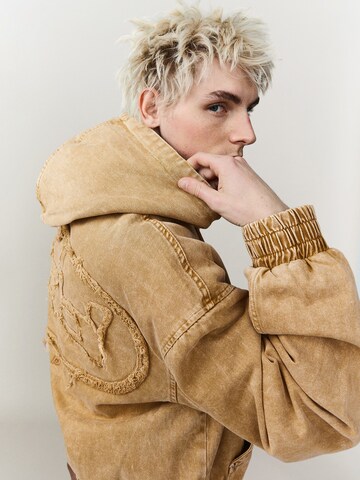 BershkaPrijelazna jakna - smeđa boja