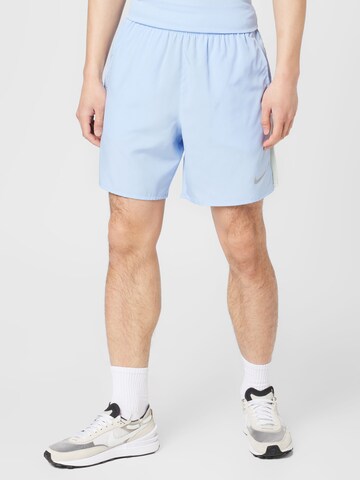 regular Pantaloni sportivi di NIKE in blu: frontale