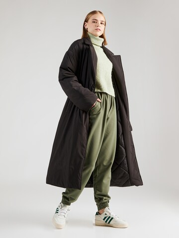 Tapered Pantaloni 'Naomi' de la ABOUT YOU pe verde